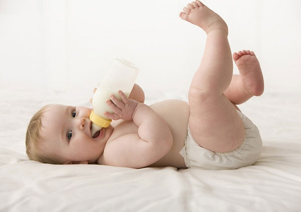 Tư vấn cho mẹ bé trên 1 tuổi nên uống sữa gì
