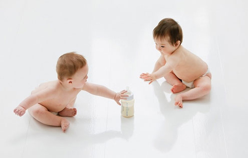 Giải đáp thắc mắc cho mẹ có nên cho trẻ sơ sinh uống thêm sữa ngoài