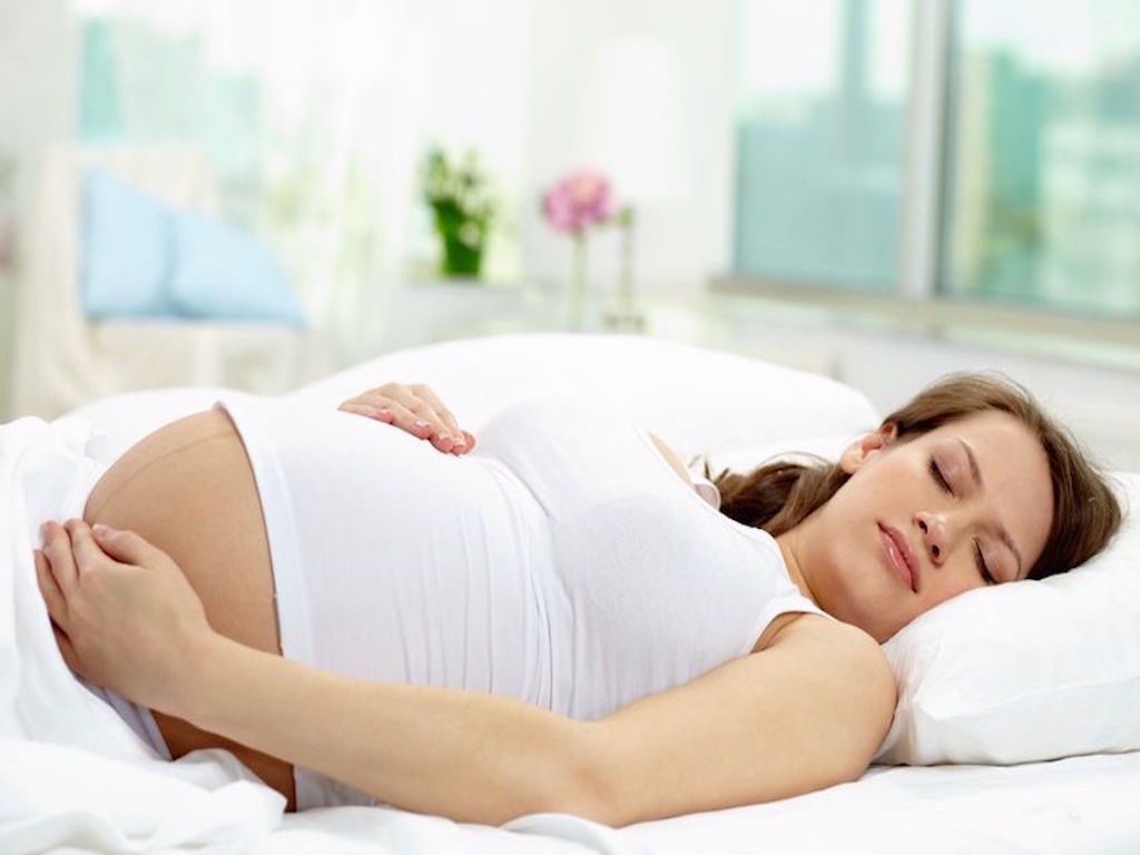 Mẹ bầu có nên nằm ngửa khi mang thai không?