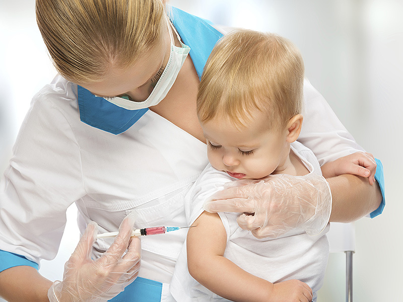 Có nên tắm cho trẻ sau khi tiêm phòng vắc xin không?