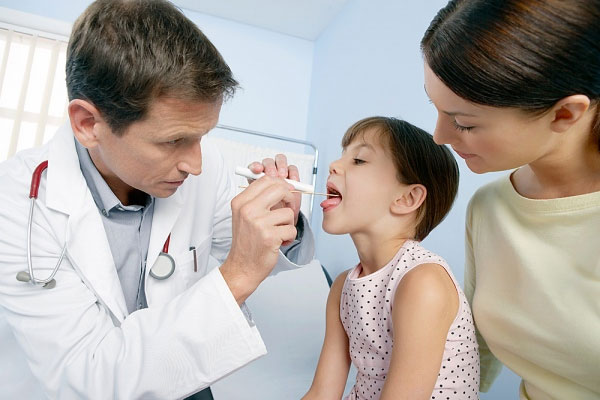 Trẻ bị viêm amidan có nên cắt hay không?