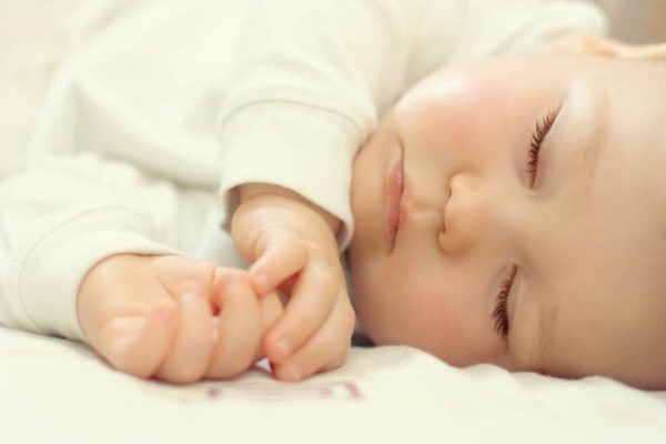 Trẻ sơ sinh nằm nghiêng ngủ có sao không?