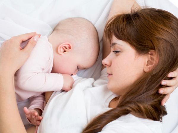 Trẻ sơ sinh mê ngủ lười bú phải làm sao?