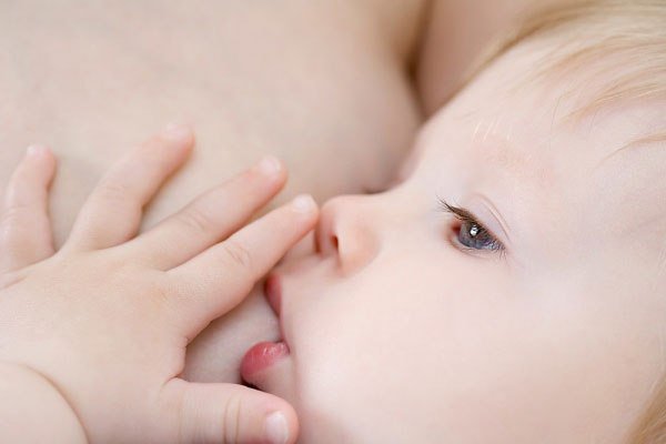 Sữa mẹ có lẫn máu có nên cho con bú không?
