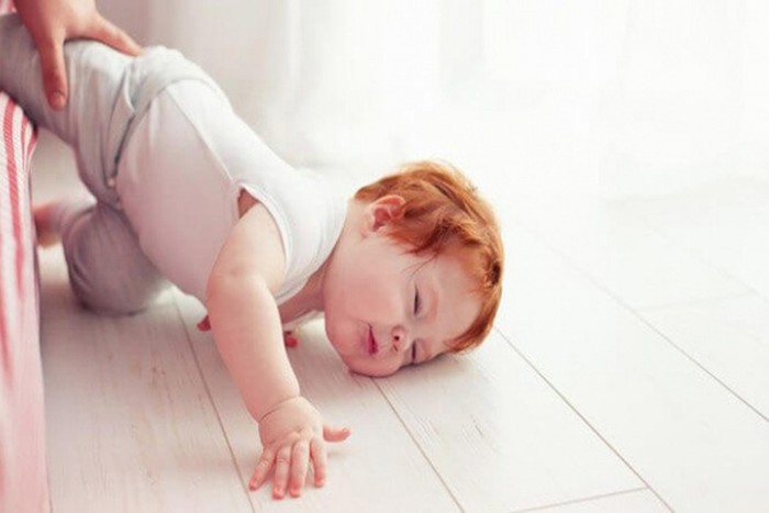 Cách xử lý khi trẻ té từ giường xuống đất
